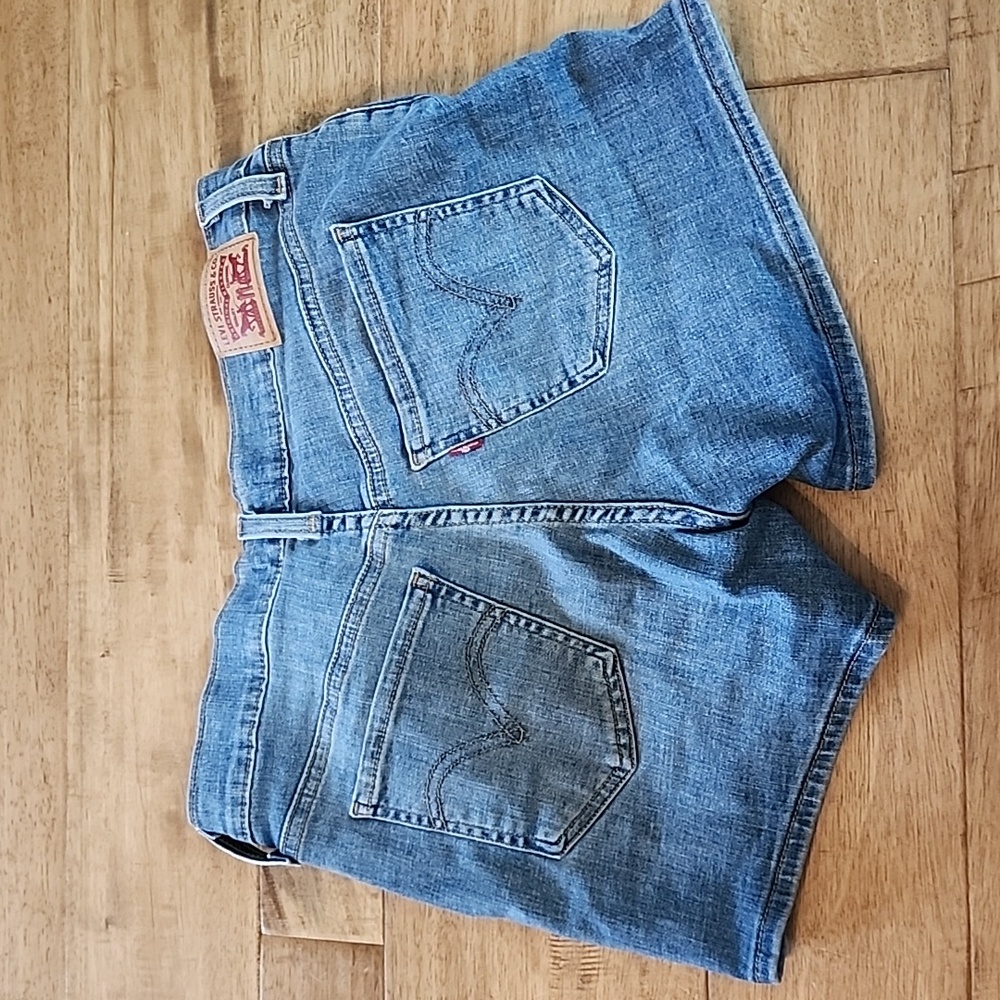 LEVI JEAN shorts. Barley worn! Size 28
